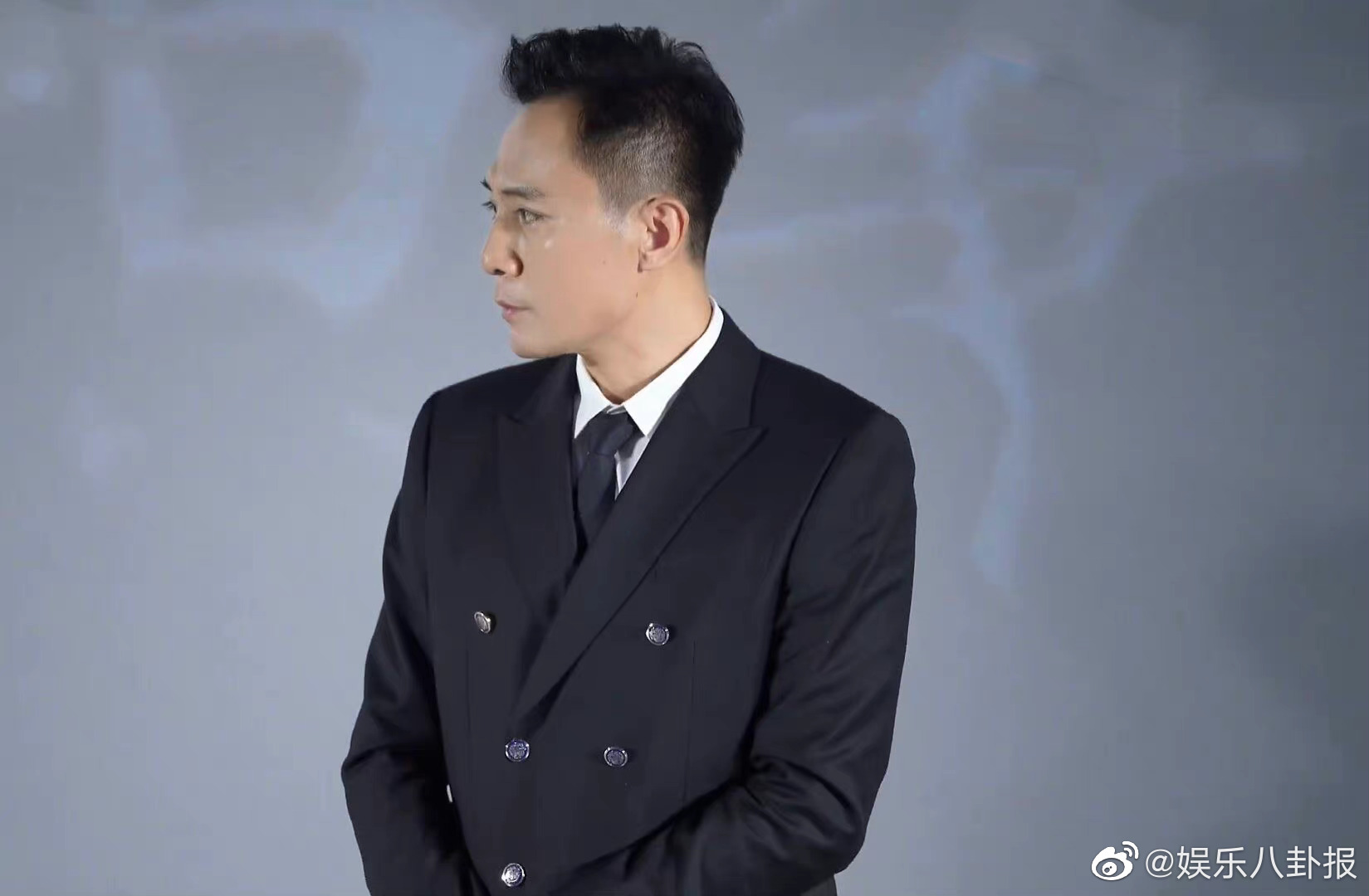 刘烨穿西装非常挺拔帅气啊,钢铁意志首映的生图都这么帅!__财经头条