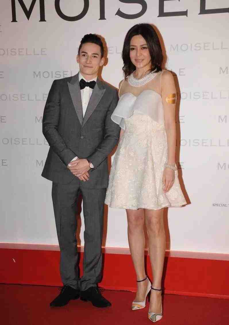 关之琳真是不服老,“奶奶辈”的年纪穿得像个小姑娘,别说还挺美休闲区蓝鸢梦想 - Www.slyday.coM 关之琳真是不服老,“奶奶辈”的年纪穿得像个小姑娘,别说还挺美休闲区蓝鸢梦想 - Www.slyday.coM