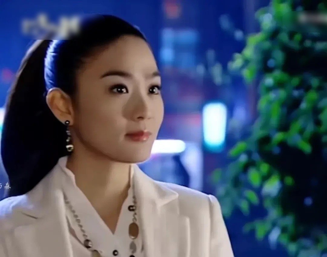 有个疑问为什么欧雅若可以hold住紧贴头皮的梳平头