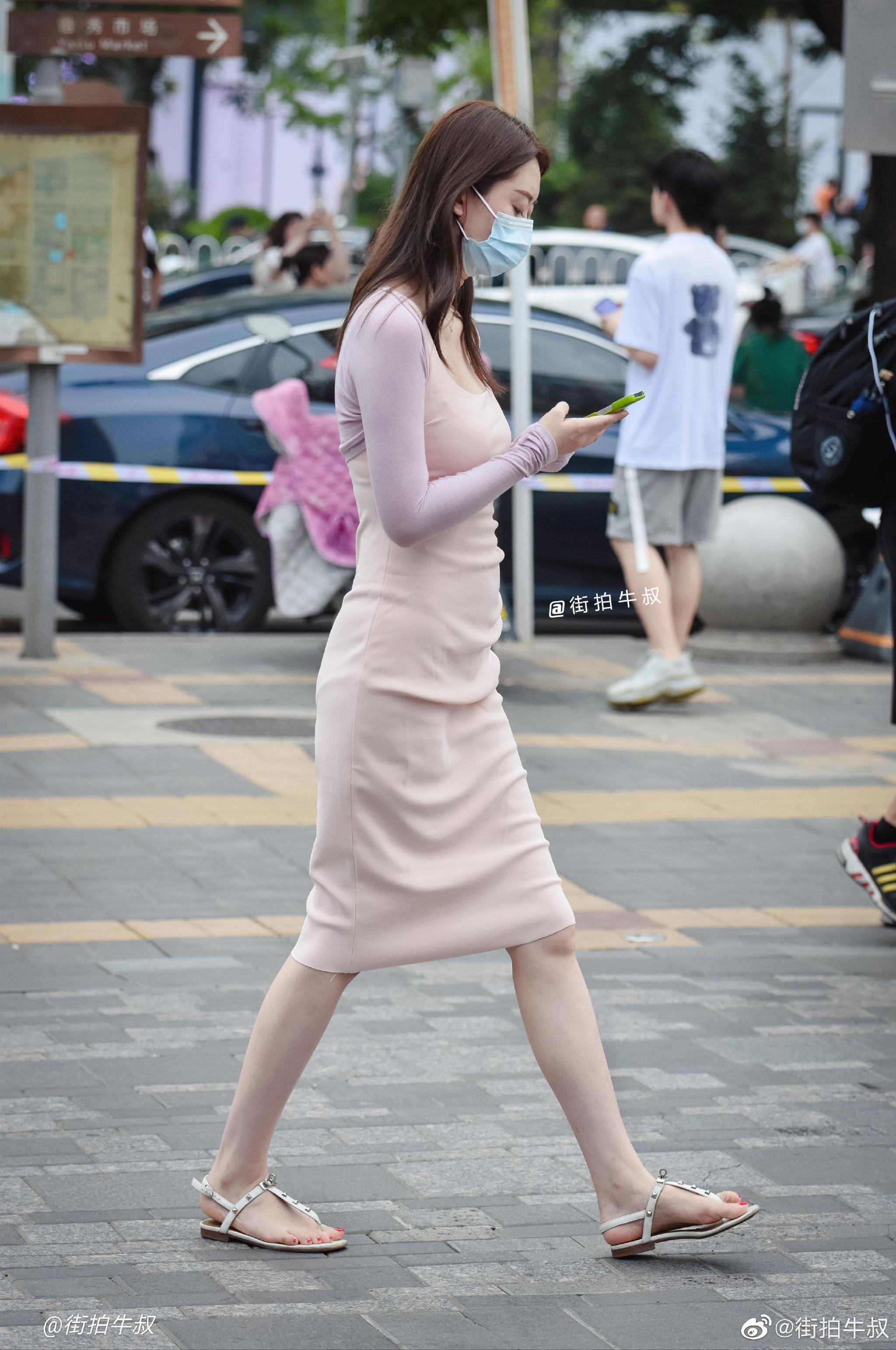 美女穿着漂亮的气质长裙出街