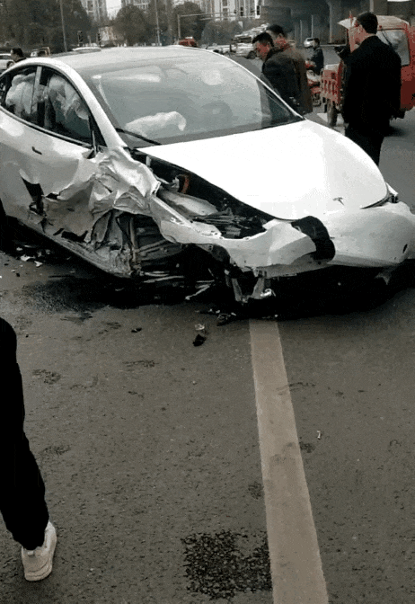 也有细心的网友发现:该辆特斯拉在事故发生时,高位刹车灯亮着,但车辆