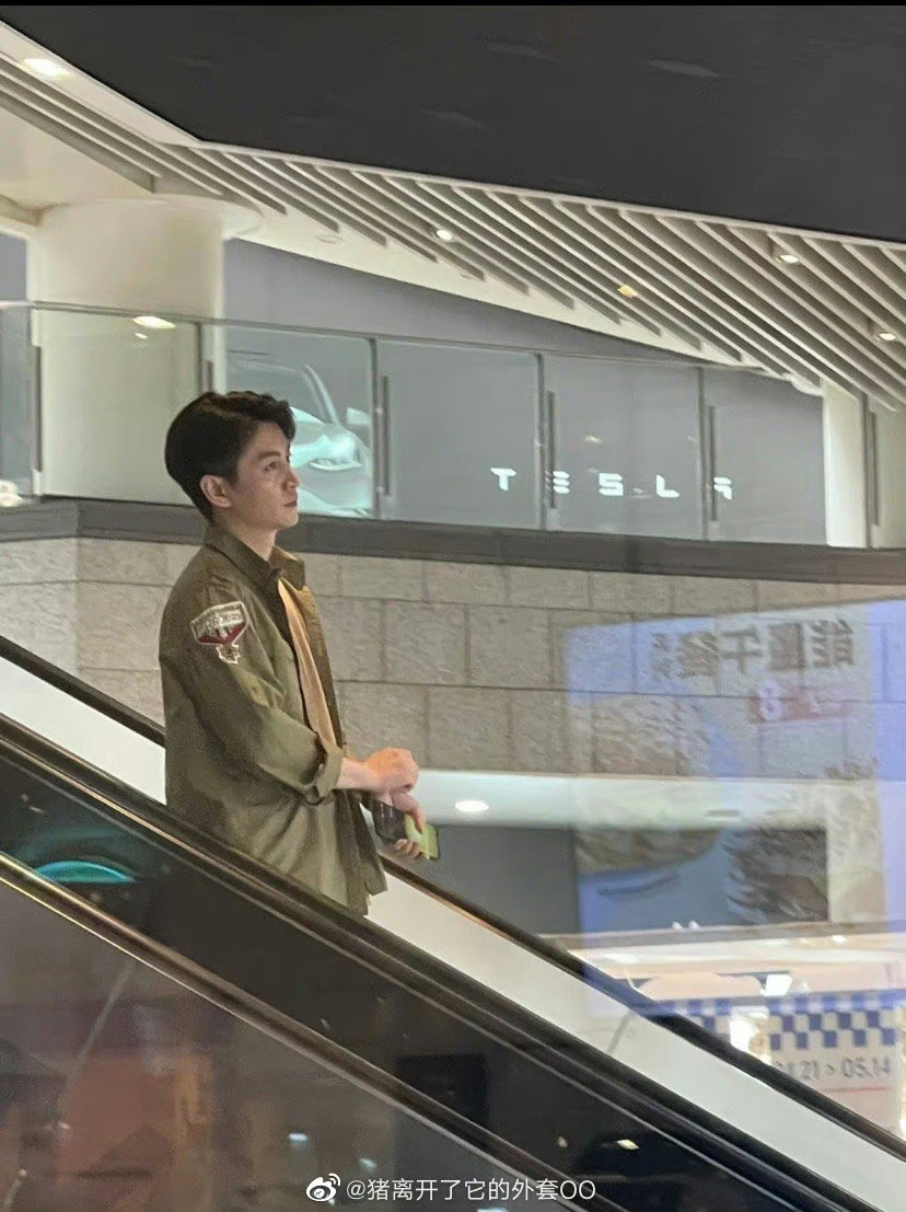 陈晓新剧《小日子》奔跑路透～ 卡其色衬衫造型，清爽少年感__财经头条
