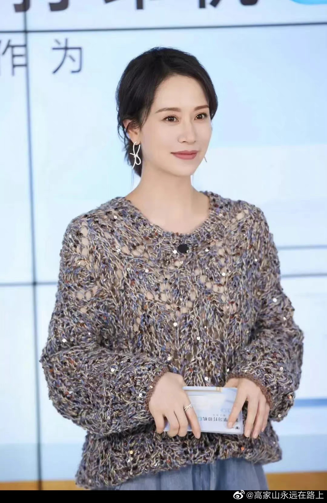 海清的容貌还是那么的漂亮,穿牛仔阔腿裤还是蛮好看的……__财经头条