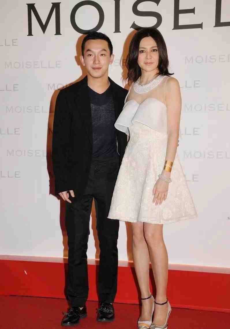 关之琳真是不服老,“奶奶辈”的年纪穿得像个小姑娘,别说还挺美休闲区蓝鸢梦想 - Www.slyday.coM 关之琳真是不服老,“奶奶辈”的年纪穿得像个小姑娘,别说还挺美休闲区蓝鸢梦想 - Www.slyday.coM