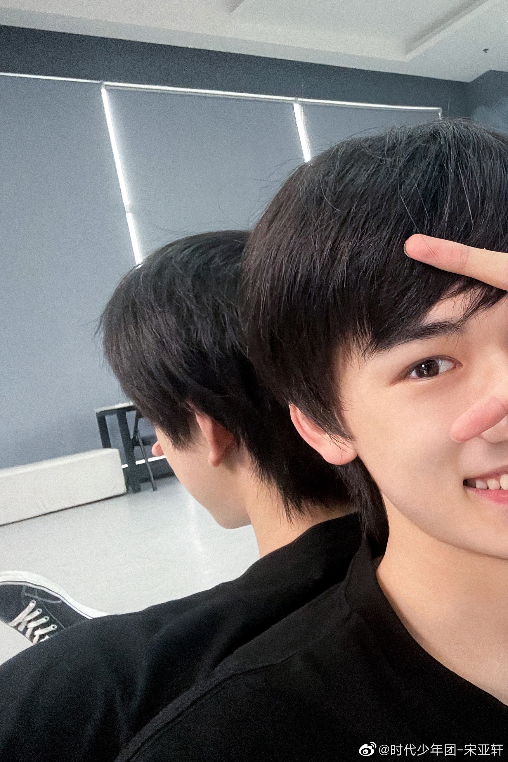 宋亚轩对镜比耶自拍来啦～ 乌云乌云快走开,小宋老师自拍拿来吧_高清