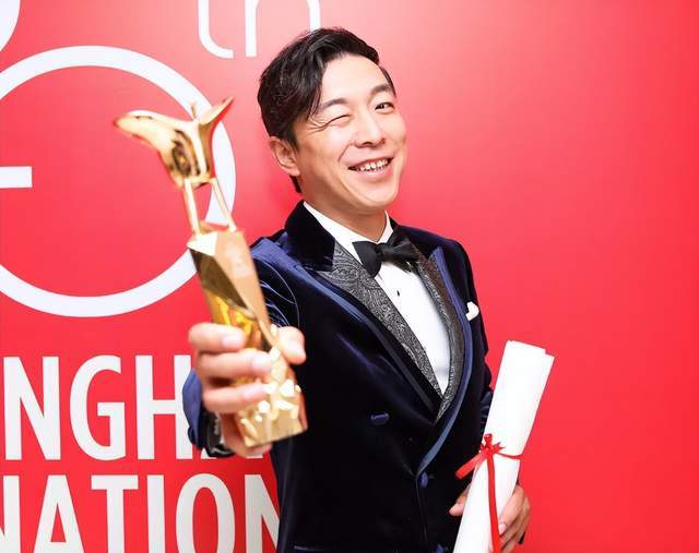 48岁黄渤在酒吧被偶遇,穿着一双厚底增高鞋,满头白发消瘦了不少|黄渤