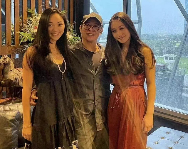 59岁李连杰近况曝光，在国外养病效果显著，精气神十足不再像老人