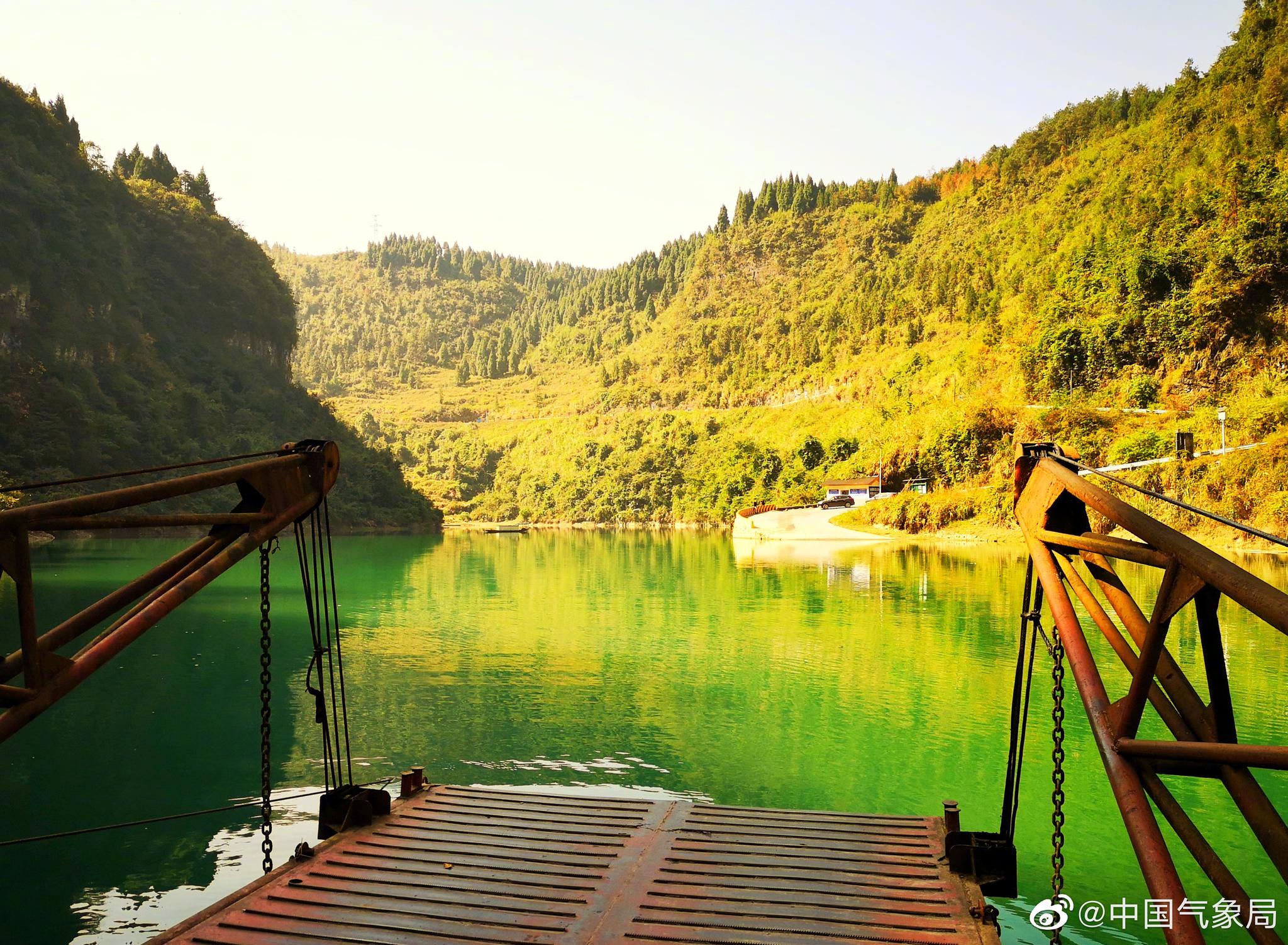 天气正好,来看看湖南省湘西州保靖县长潭河乡涂乍渡口的美丽景色吧