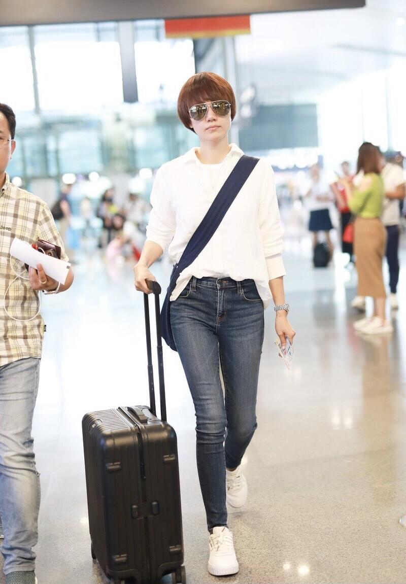 袁泉真是知性的代名词白衬衫配牛仔裤清爽利落高级感爆棚