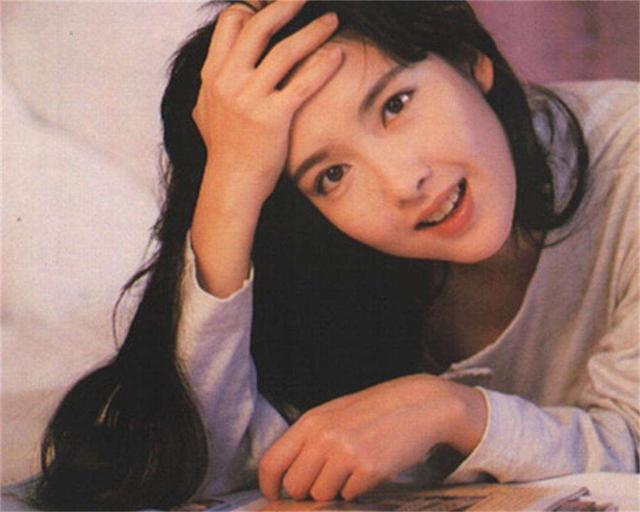 周慧敏旧照倪匡与李果珍的恋爱,就如倪匡的写作速度般,堪称"神速".