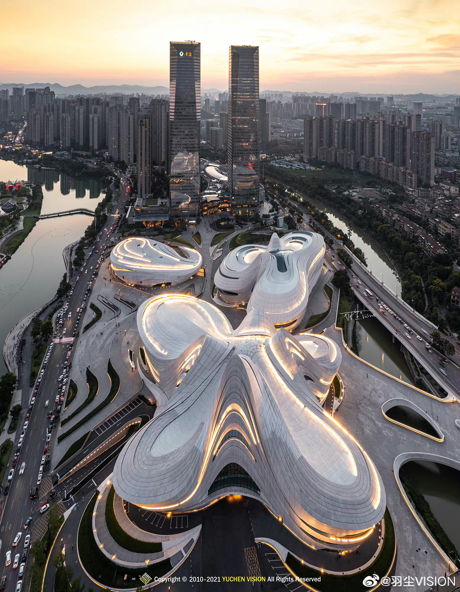 初秋的长沙,还未黑透的天空与刚刚点亮的梅溪湖剧院……__财经头条