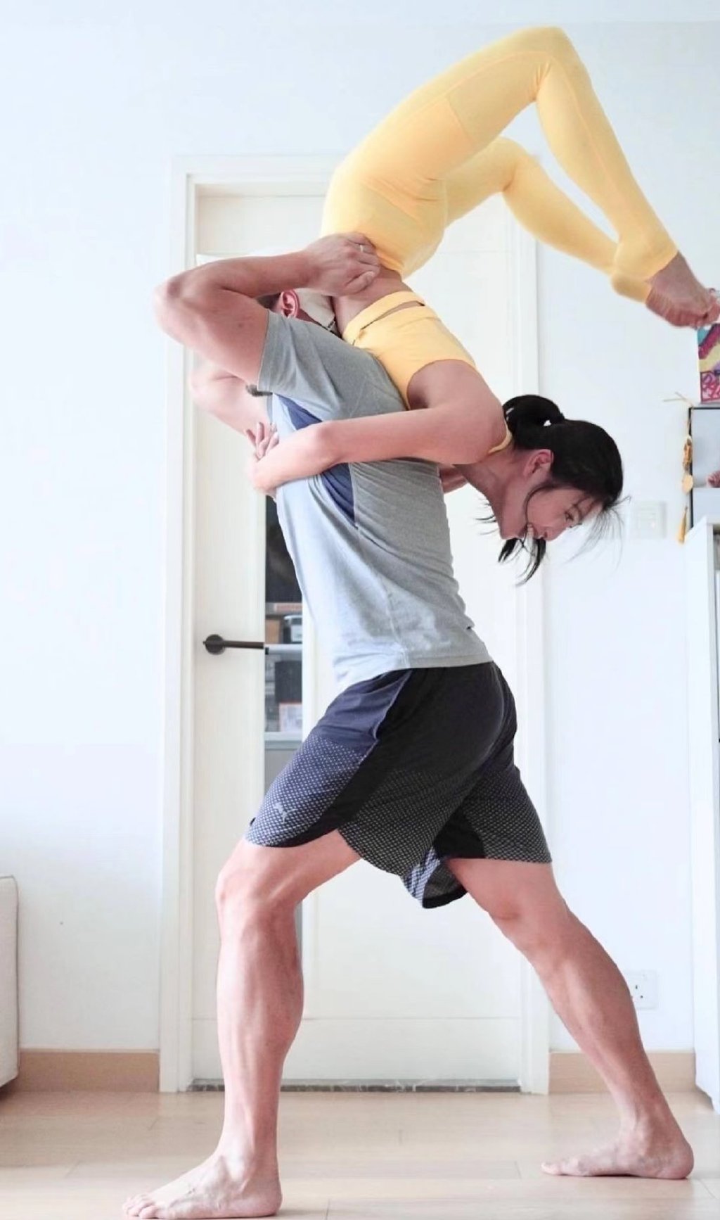 曝林芊妤老公确诊新冠,夫妻居家隔离秀瑜伽,不惧传染亲密接吻__财经头条