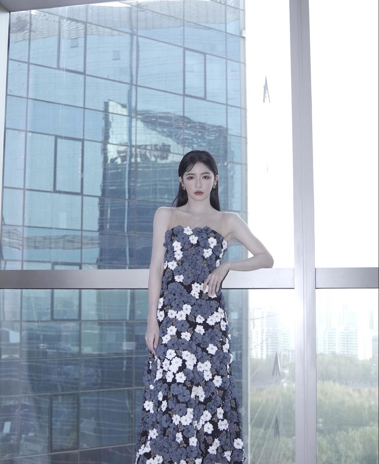 蔡卓宜真会凹造型穿红色丝绒长裙妩媚动人腰臀比太惊艳