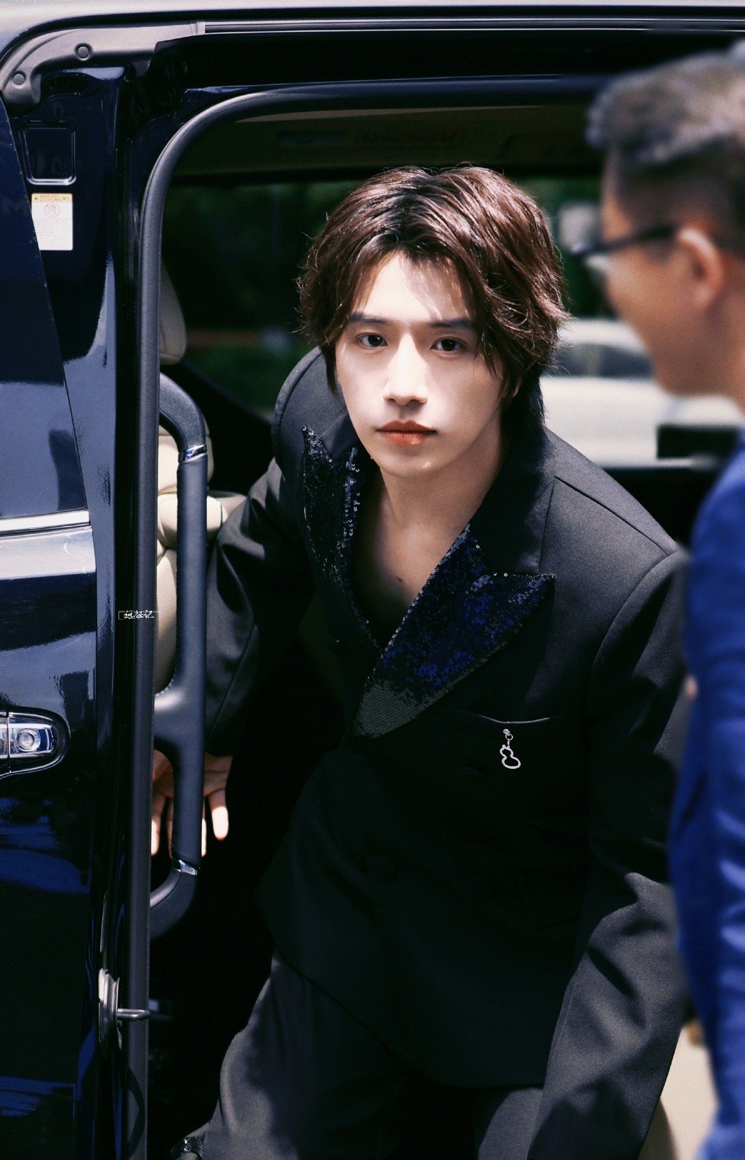 伯远今日活动造型 真空黑西装亮片装饰,优雅帅气啊__财经头条