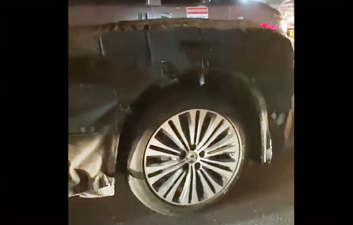 上图为蔚来轿车路试谍照图