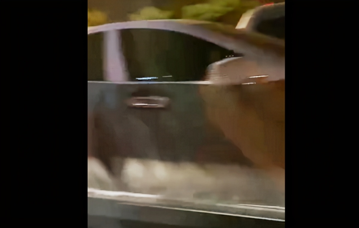 上图为蔚来轿车路试谍照图