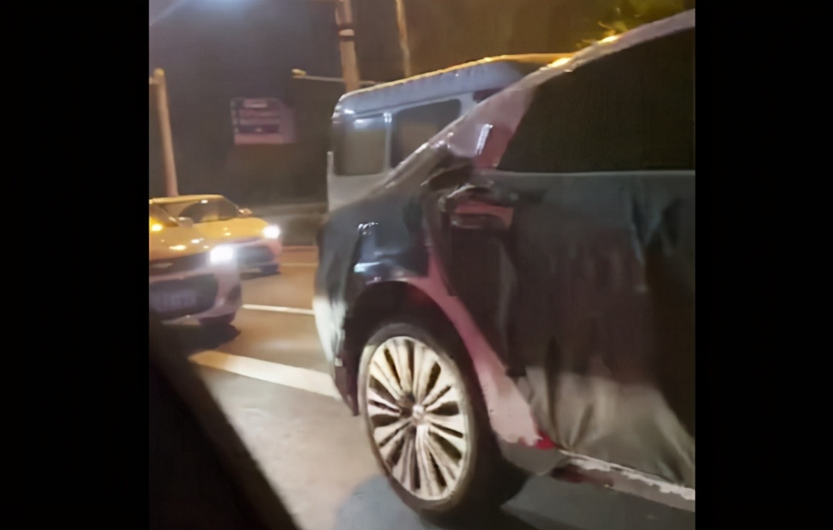 上图为蔚来轿车路试谍照图