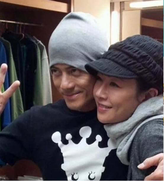 51岁袁洁莹53岁张敏和56岁张曼玉女神们瘦骨嶙峋不好看