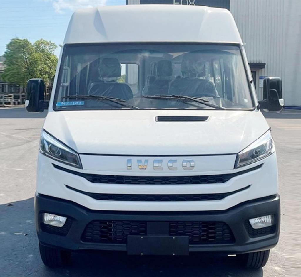 新款依维柯得意实车曝光换装新前脸侧滑门59座柴油动力