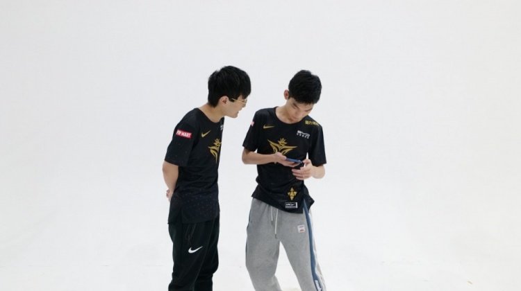 v5战队分享2022春季赛定妆照花絮帅气的karsa