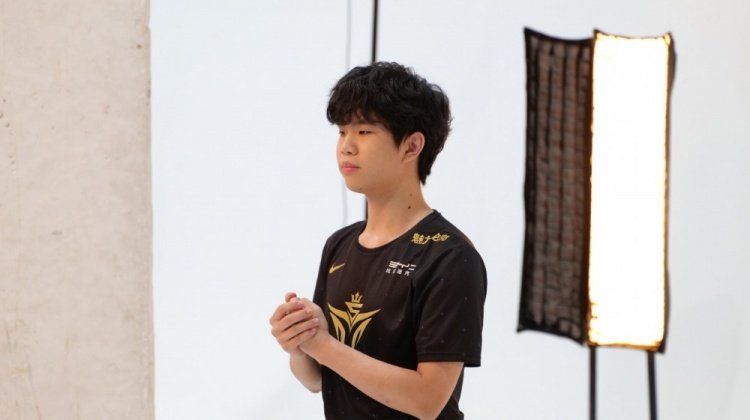 v5战队分享2022春季赛定妆照花絮帅气的karsa