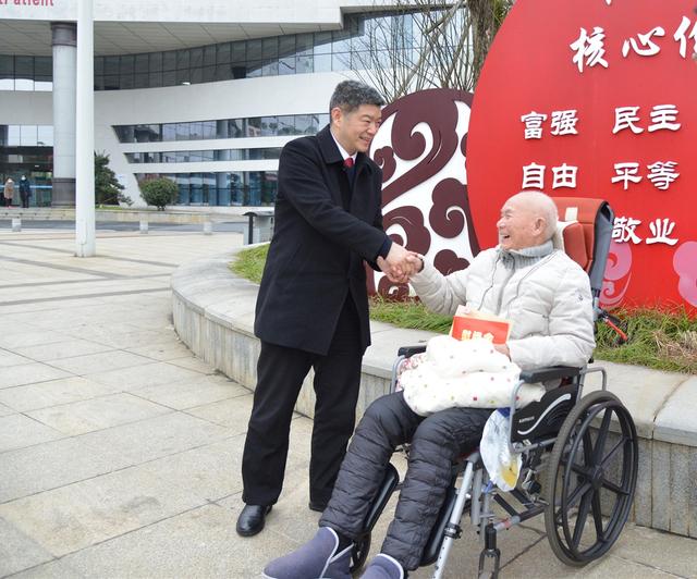 寒冬送溫暖王雨田走訪慰問老幹代表和援疆幹部