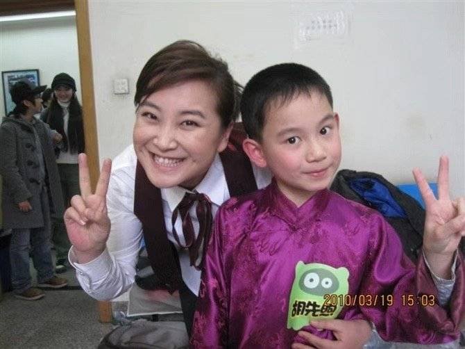 胡先煦赢麻了考古了小胡和贾玲童年的时候的合影照