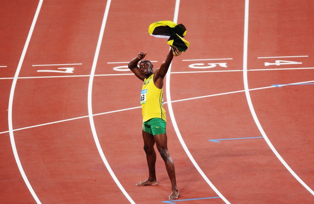 博尔特经常摆出这个姿势——向后倾并向天空做手势——他的这一动作