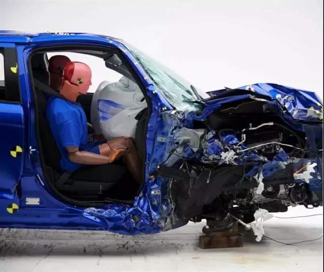 你的电池是否足够安全,可以来看看这场几何e的碰撞测试-新浪汽车