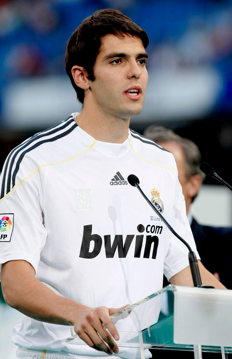 2009年的今天,卡卡亮相伯纳乌!_高清图集_新浪网