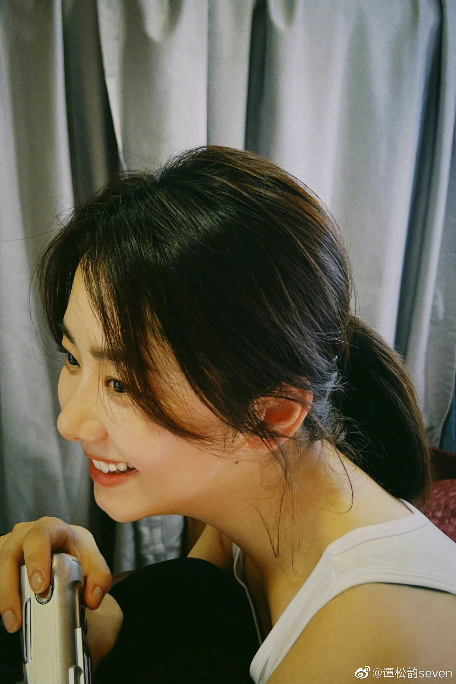 谭松韵分享胶片风自拍短发造型清爽中带点酷酷的感觉