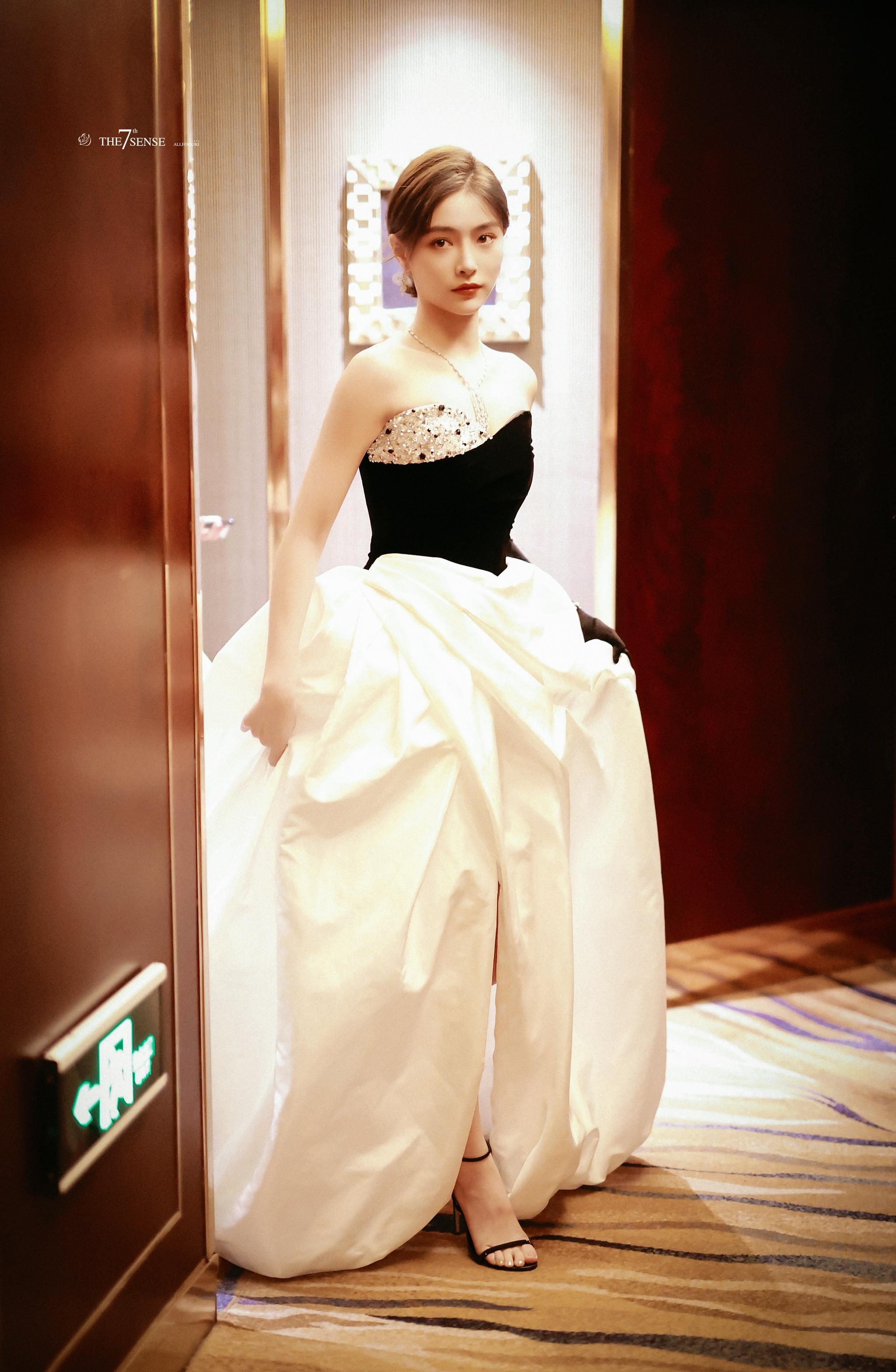 许佳琪搜狐时尚盛典之夜上班饭拍黑白拼接长裙公主kiki