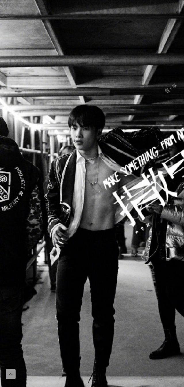 三大男团队长亮腹肌蔡徐坤和周震南少有人见李汶翰清晰可见