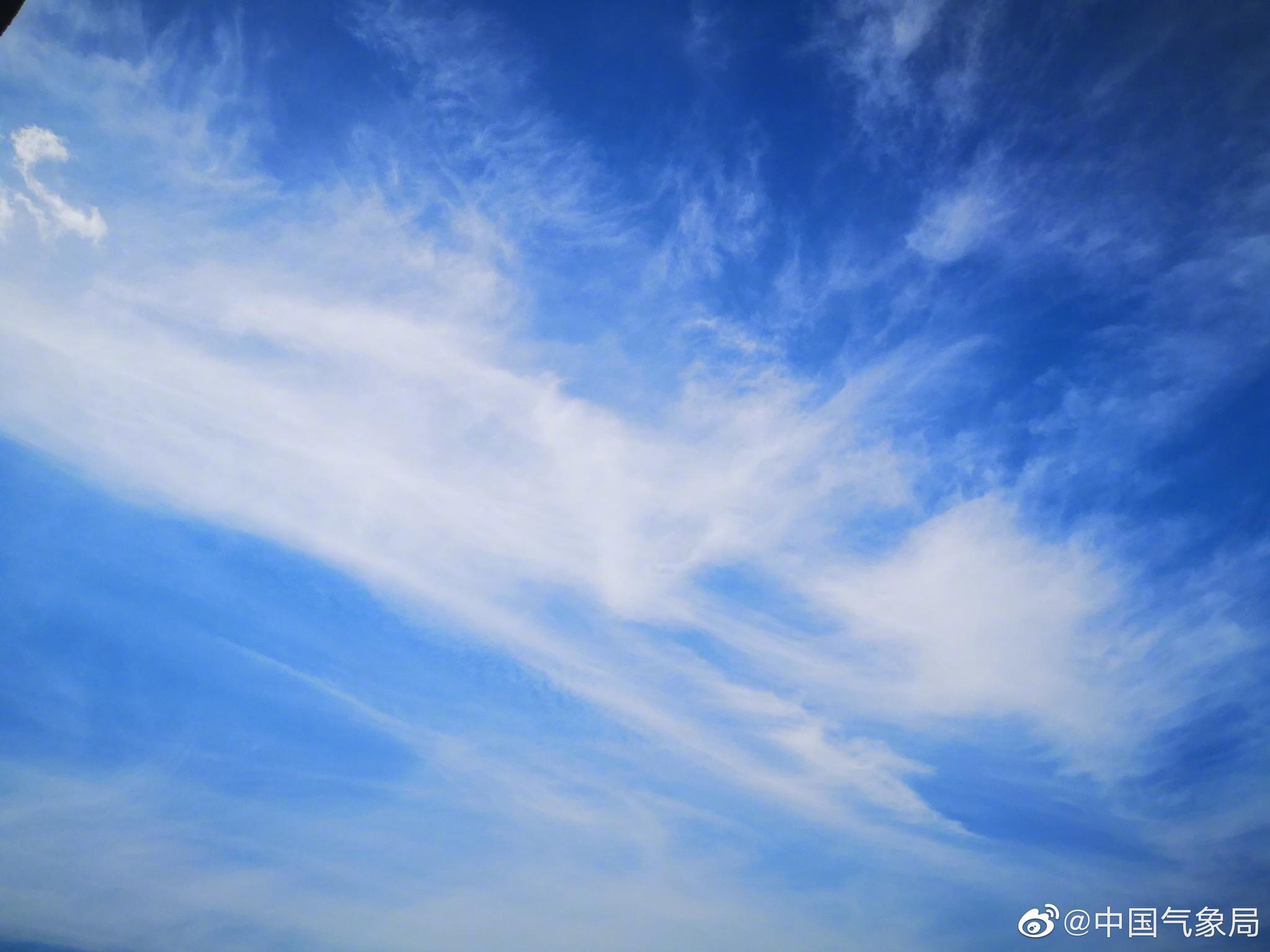 云卷云舒,淡淡的云在湛蓝的天空中飘动_高清图集_新浪网