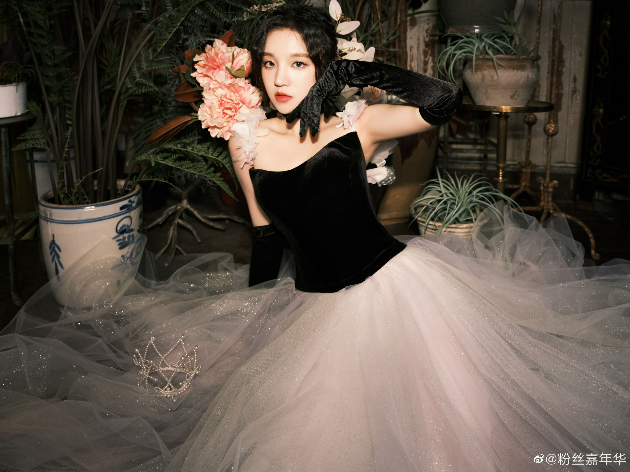 一身黑白赫本风薄纱长裙出席elle风尚大典