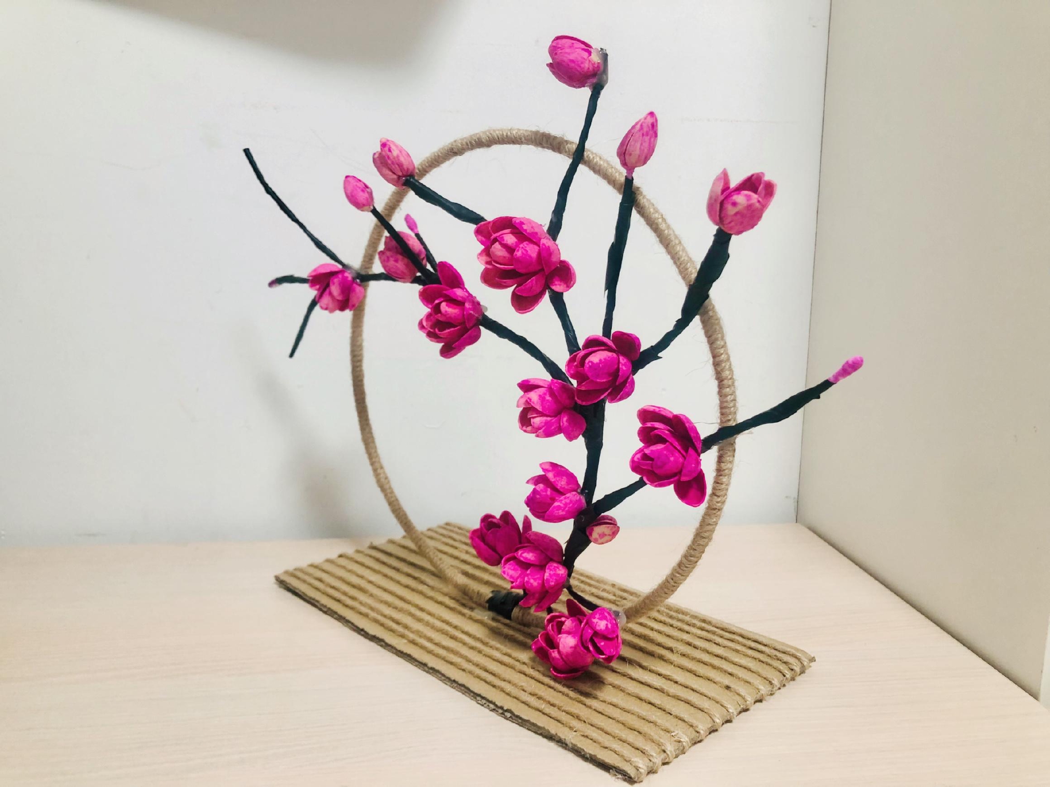 中,粉红的梅花在枝头翘首争春,如不仔细观察,很难将之与开心果果壳