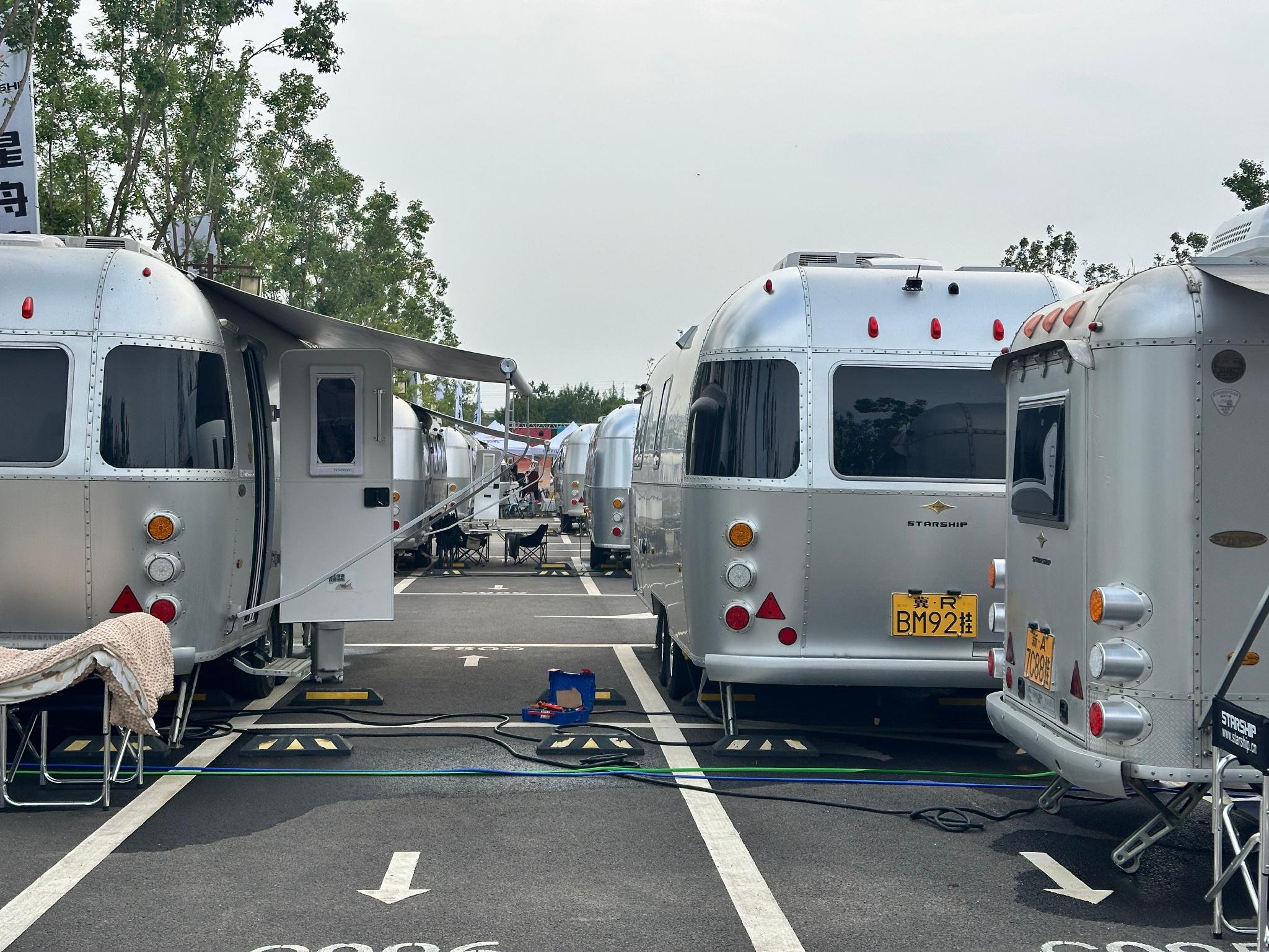 山西星舟复古铁皮房车引关注