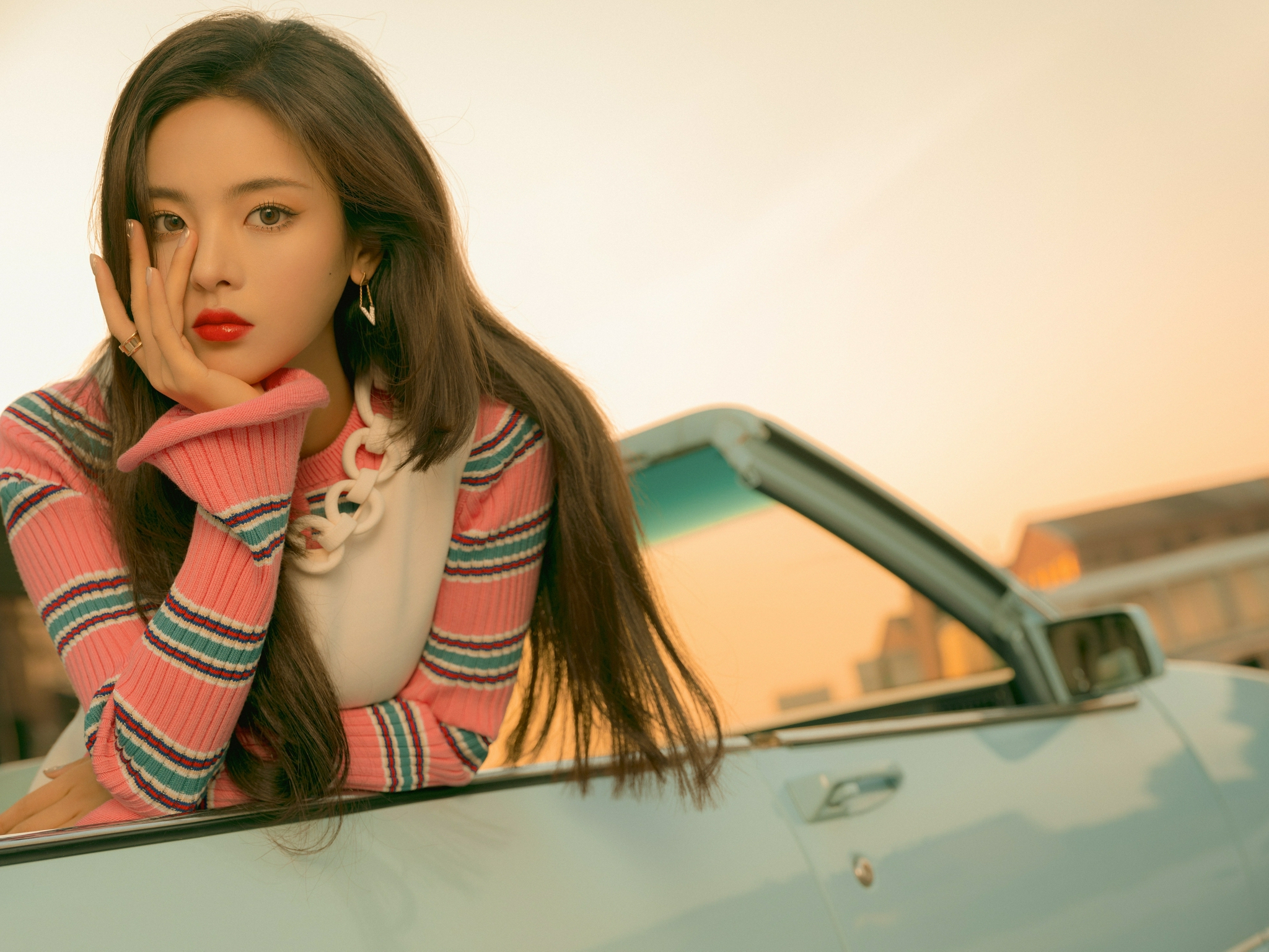 杨超越暮光公路大片释出