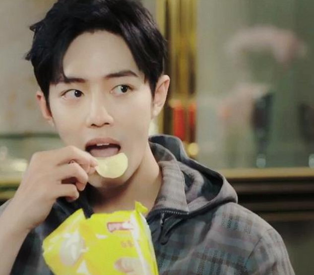 肖战被曝将宣乐事薯片代言,这是嘴巴又开光了?