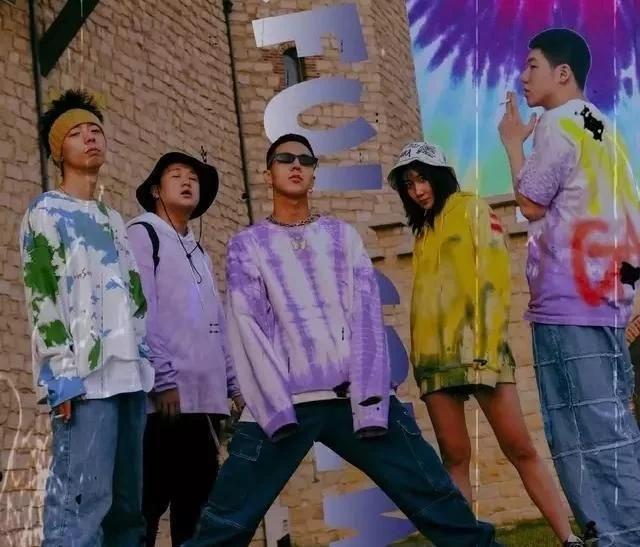 入圈仅4年,乃万发行的单曲量已经过百,其加入的厂牌lazyair在圈内也是