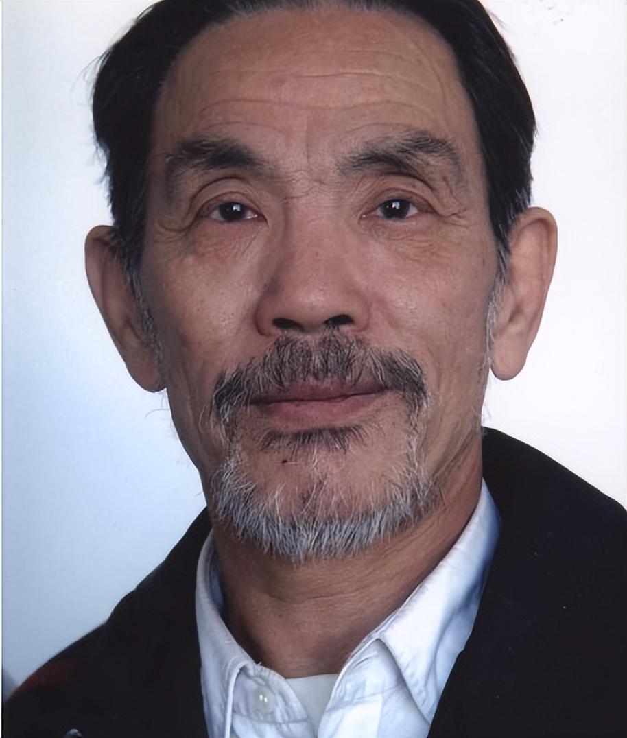 中出演过三排副老刺猬(孟士林),在电视剧《战北平》中出演过刘锁成等