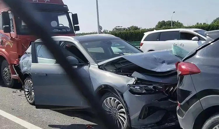 想步帕萨特后尘问界m7中保研测试a柱折腰新势力到底选谁