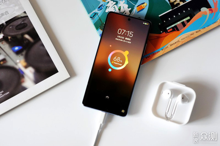 这次比较遗憾的是,vivo x70 pro并没有采用目前流行的无线充电,不过