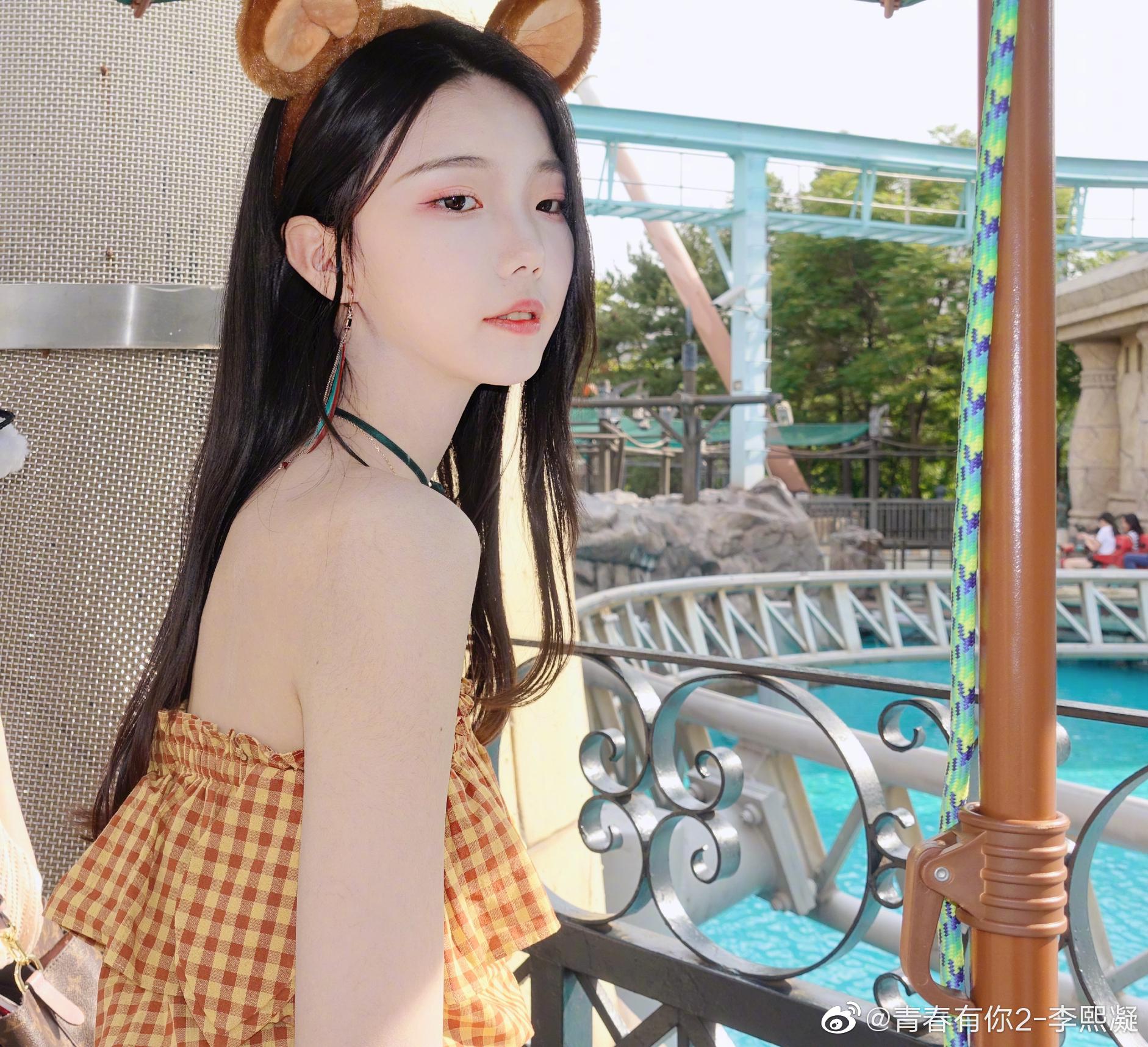 淡黄的长裙,蓬松的头发李熙凝本尊回复了:感谢节目组的照顾