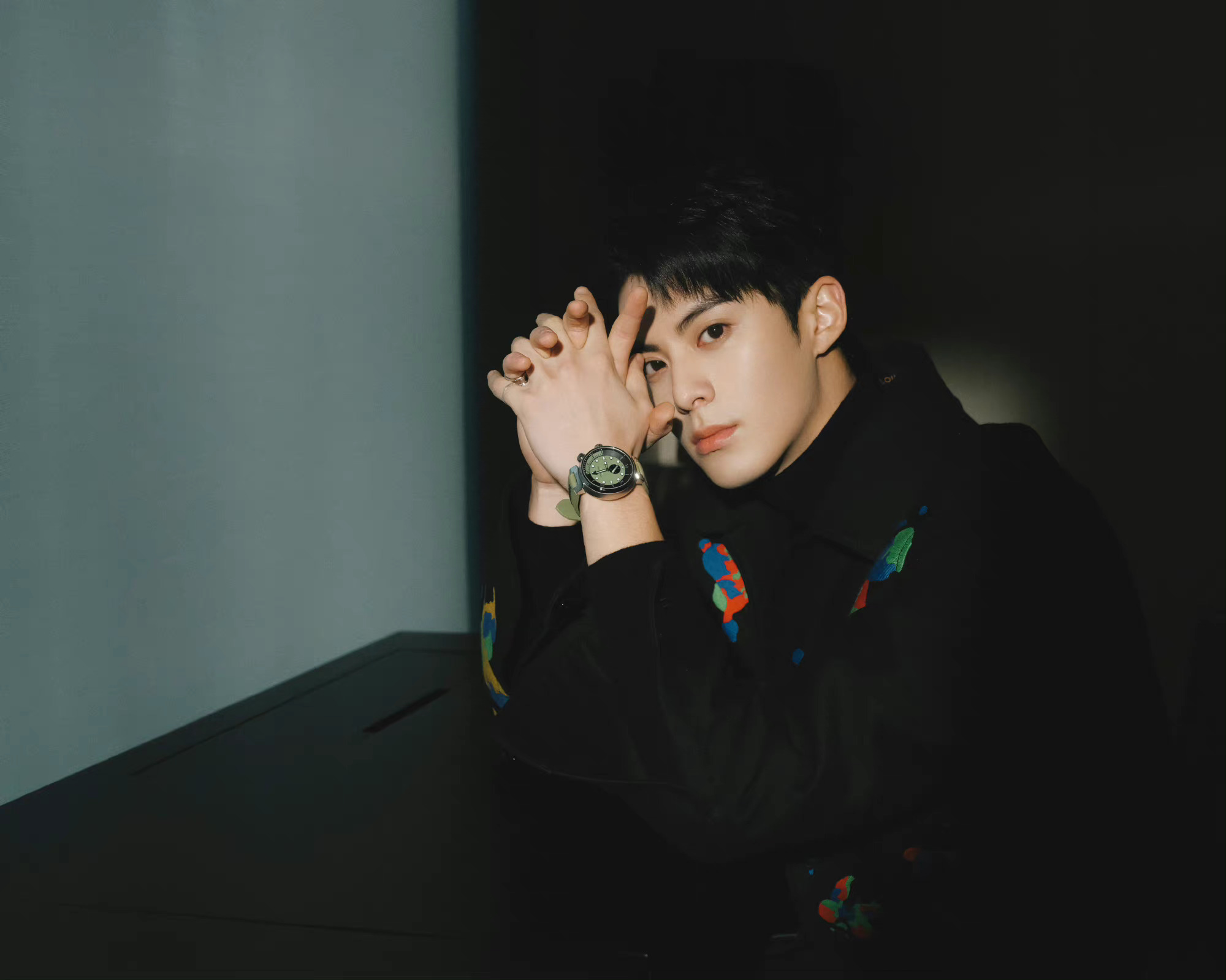 王鹤棣最新大片出炉参加活动骄傲的说这是我的家乡