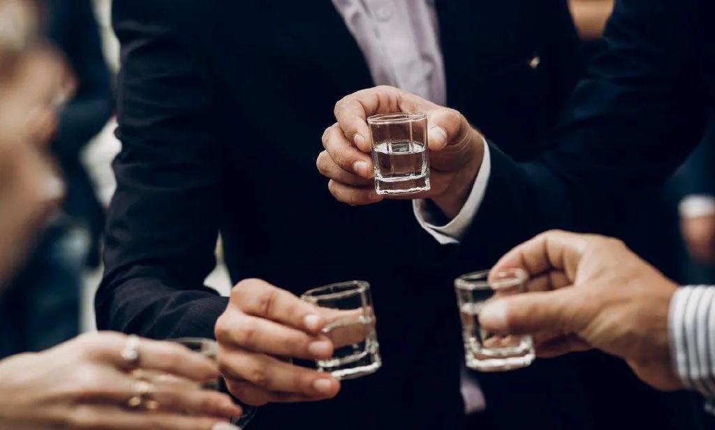 敬酒碰杯时,为何高手都会把杯子放的低一些?内行人说出奥秘|杯子|国康|酒杯_新浪新闻
