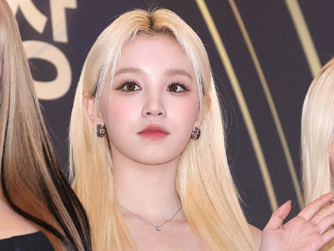 (G)I-DLE宋雨琦首尔歌谣大赏红毯造型……|(g)i-dle|裙装|金发|状态|黑色_新浪新闻