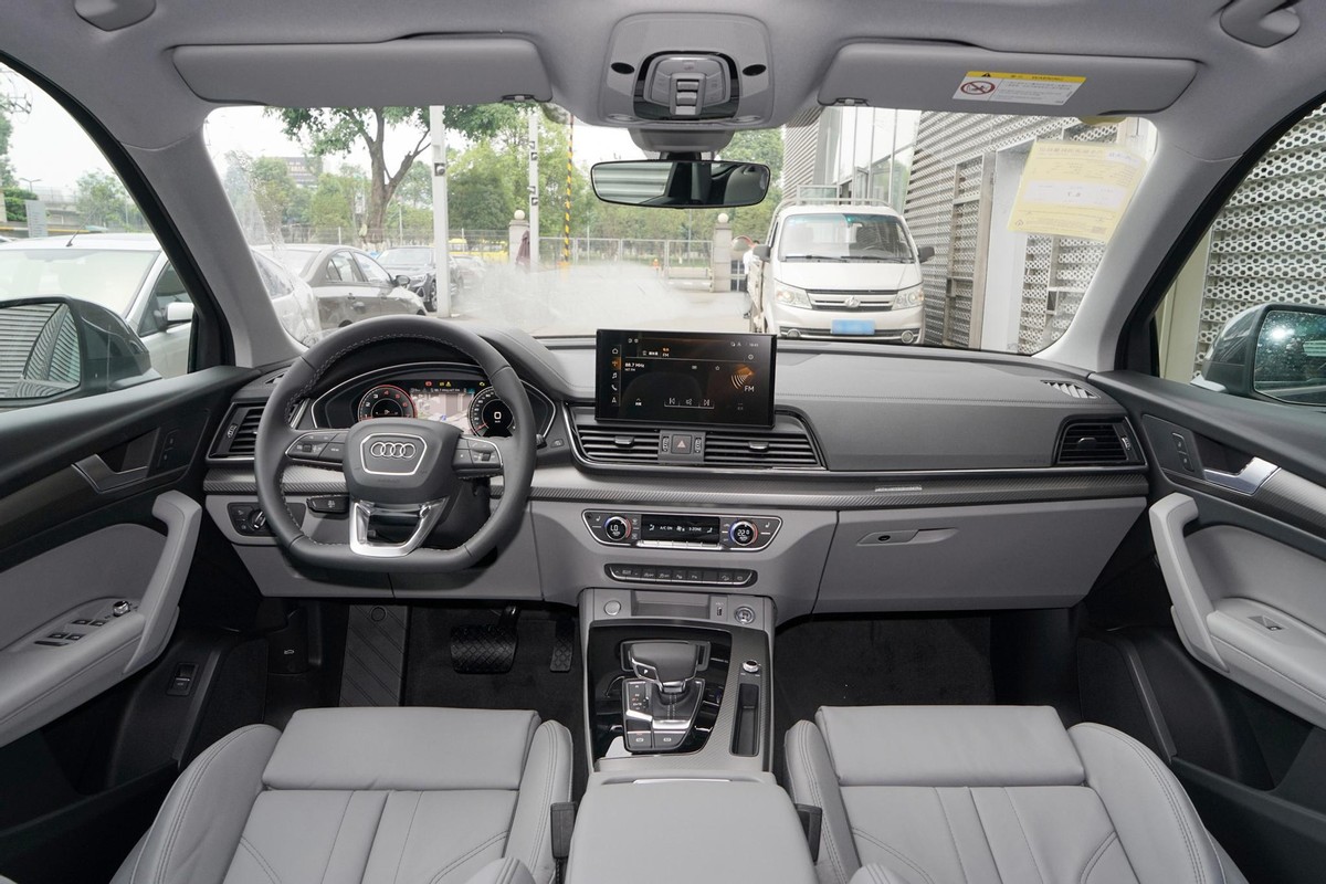 本月上市全新奥迪q5l有两种风格尺寸加大内饰也有变化