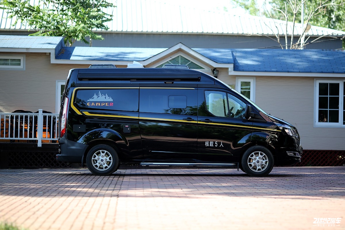 不惧限高美女初体验高度只有2米4的宇通福特b型房车