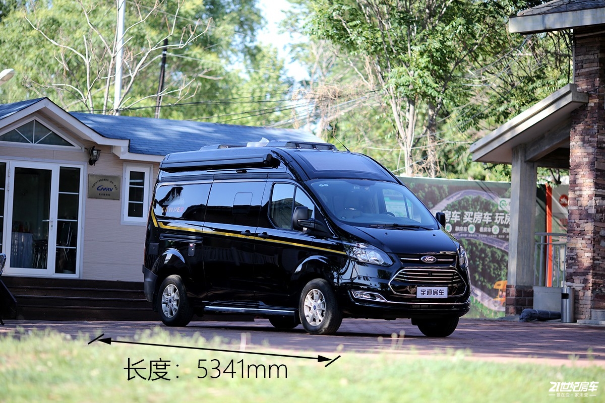 不惧限高美女初体验高度只有2米4的宇通福特b型房车